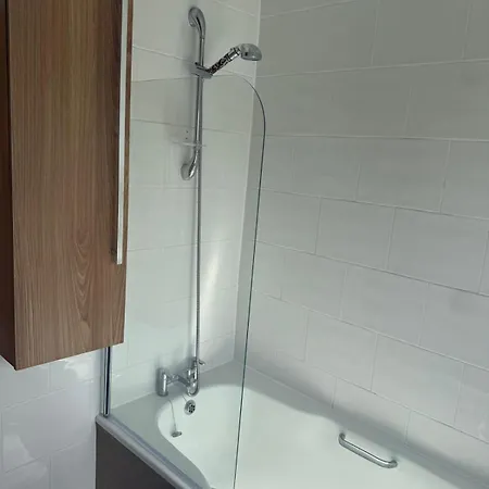 Modern Two Bedroom House Apartment *