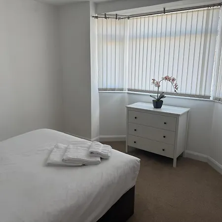 Apartment Modern Two Bedroom House *